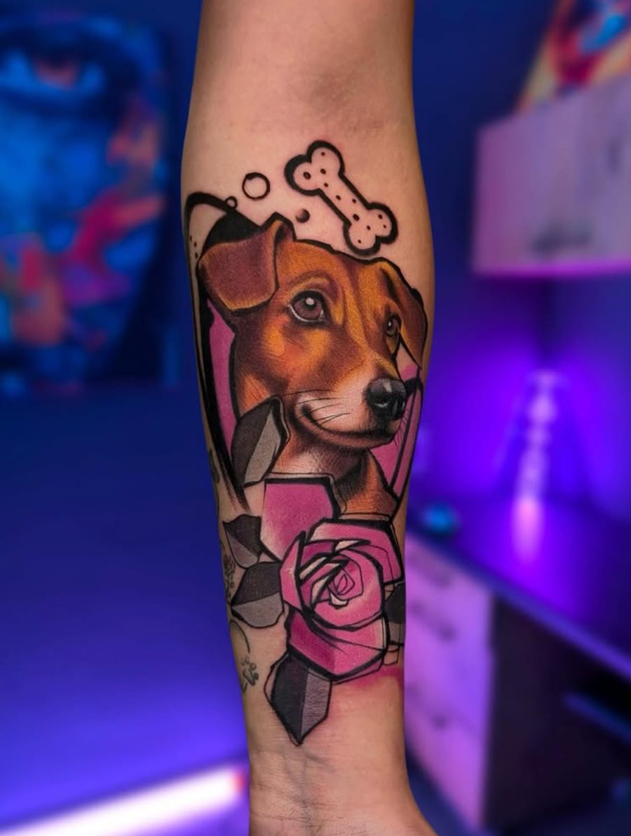 Kolorowy portret psa z różą — realizacja Ranger Ink